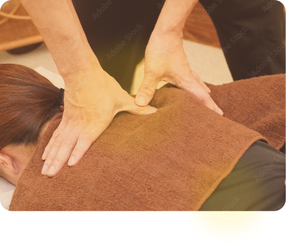 肩をマッサージしているイメージ